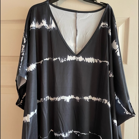 Tops - Woman’s V-Neck Black & White Over Sized Top Plus SZ 2X